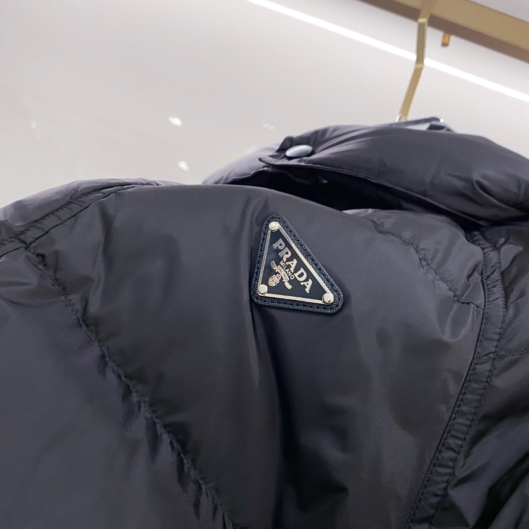 Prada&普拉达FW2025秋冬新款羽绒服。柜子在售款，一件难求。采用定制防风防雨面料，抗皱立挺有型，