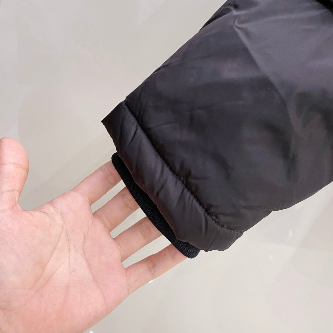 Prada&普拉达FW2025秋冬新款羽绒服。柜子在售款，一件难求。采用定制防风防雨面料，抗皱立挺有型，