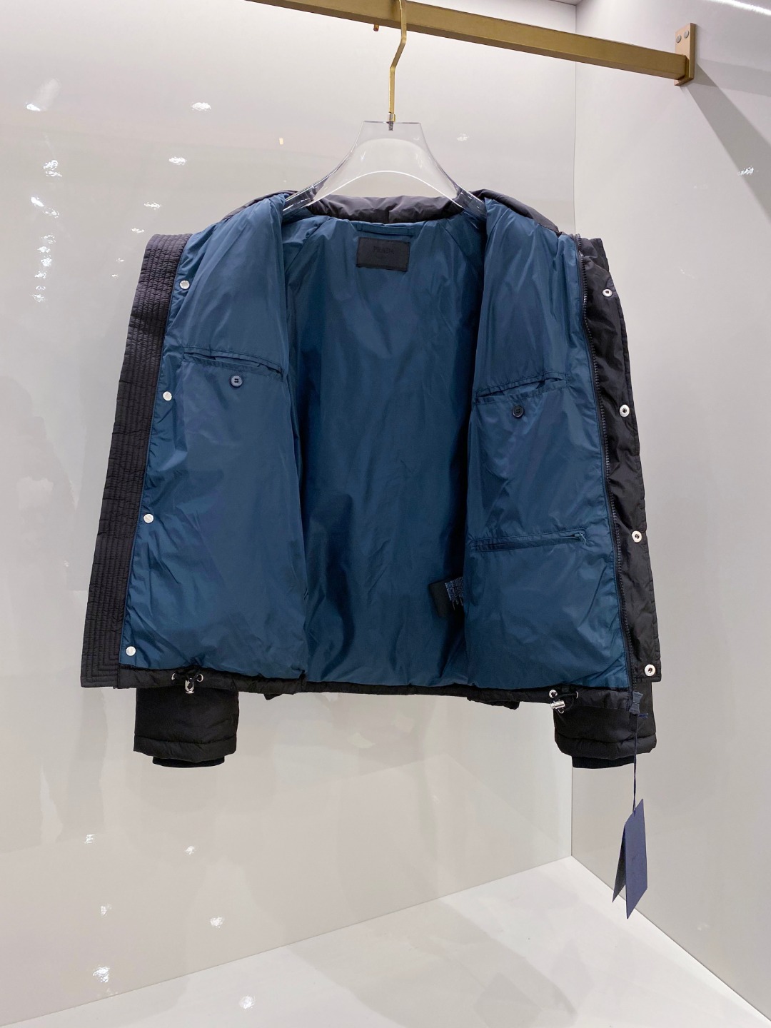 Prada&普拉达FW2025秋冬新款羽绒服。柜子在售款，一件难求。采用定制防风防雨面料，抗皱立挺有型，