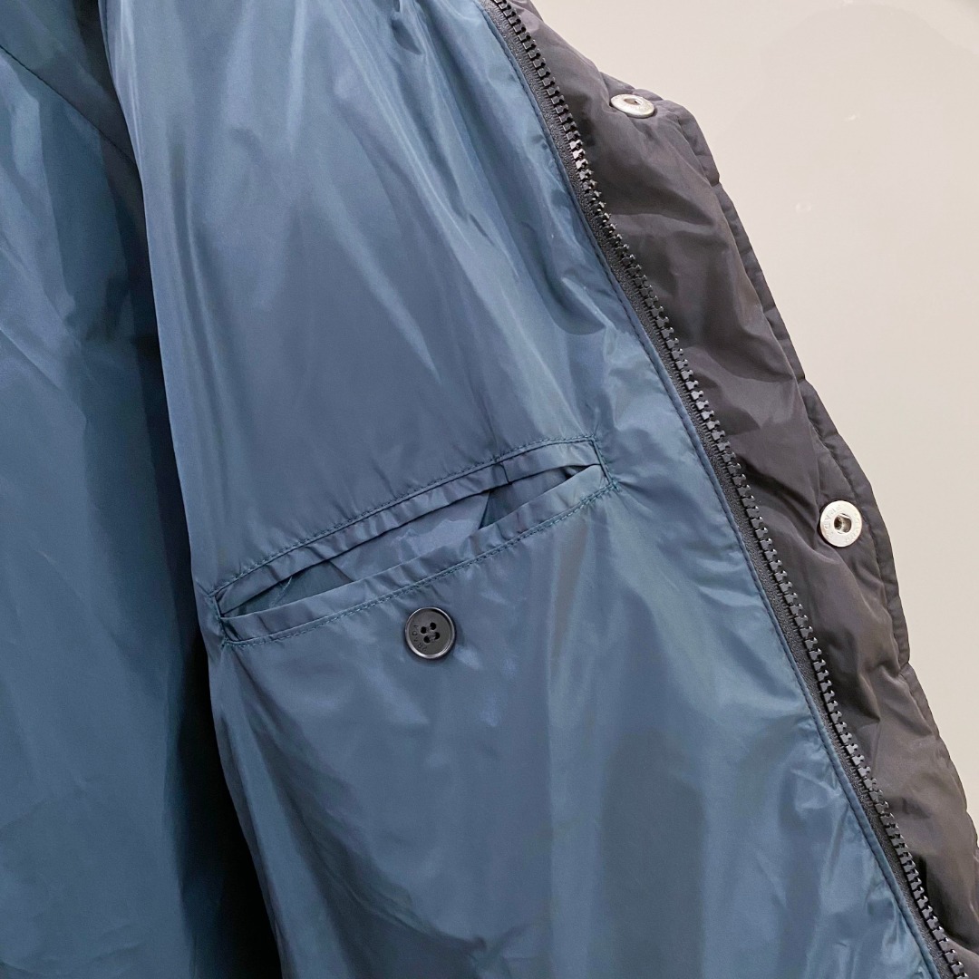 Prada&普拉达FW2025秋冬新款羽绒服。柜子在售款，一件难求。采用定制防风防雨面料，抗皱立挺有型，