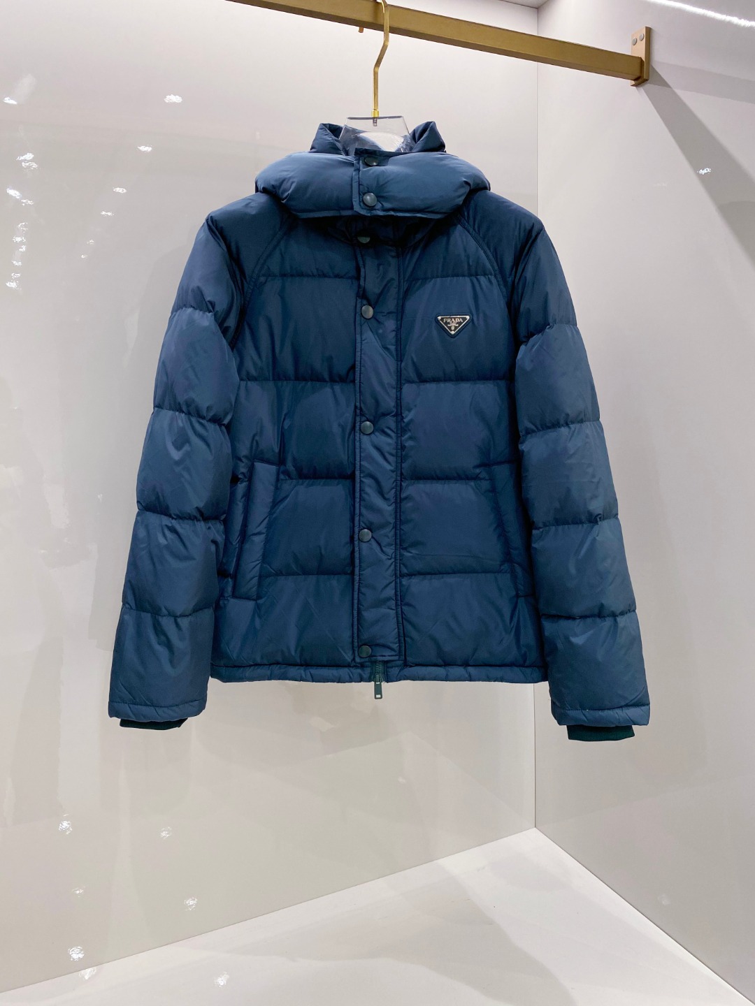 Prada&普拉达FW2025秋冬新款羽绒服。柜子在售款，一件难求。采用定制防风防雨面料，抗皱立挺有型，