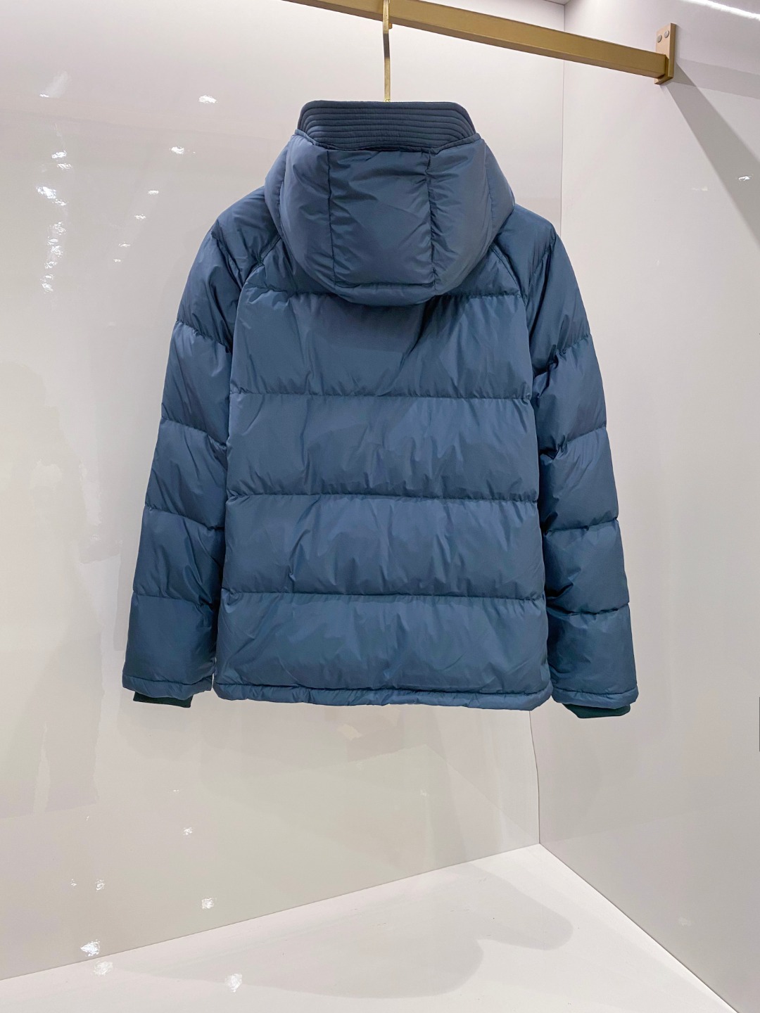 Prada&普拉达FW2025秋冬新款羽绒服。柜子在售款，一件难求。采用定制防风防雨面料，抗皱立挺有型，