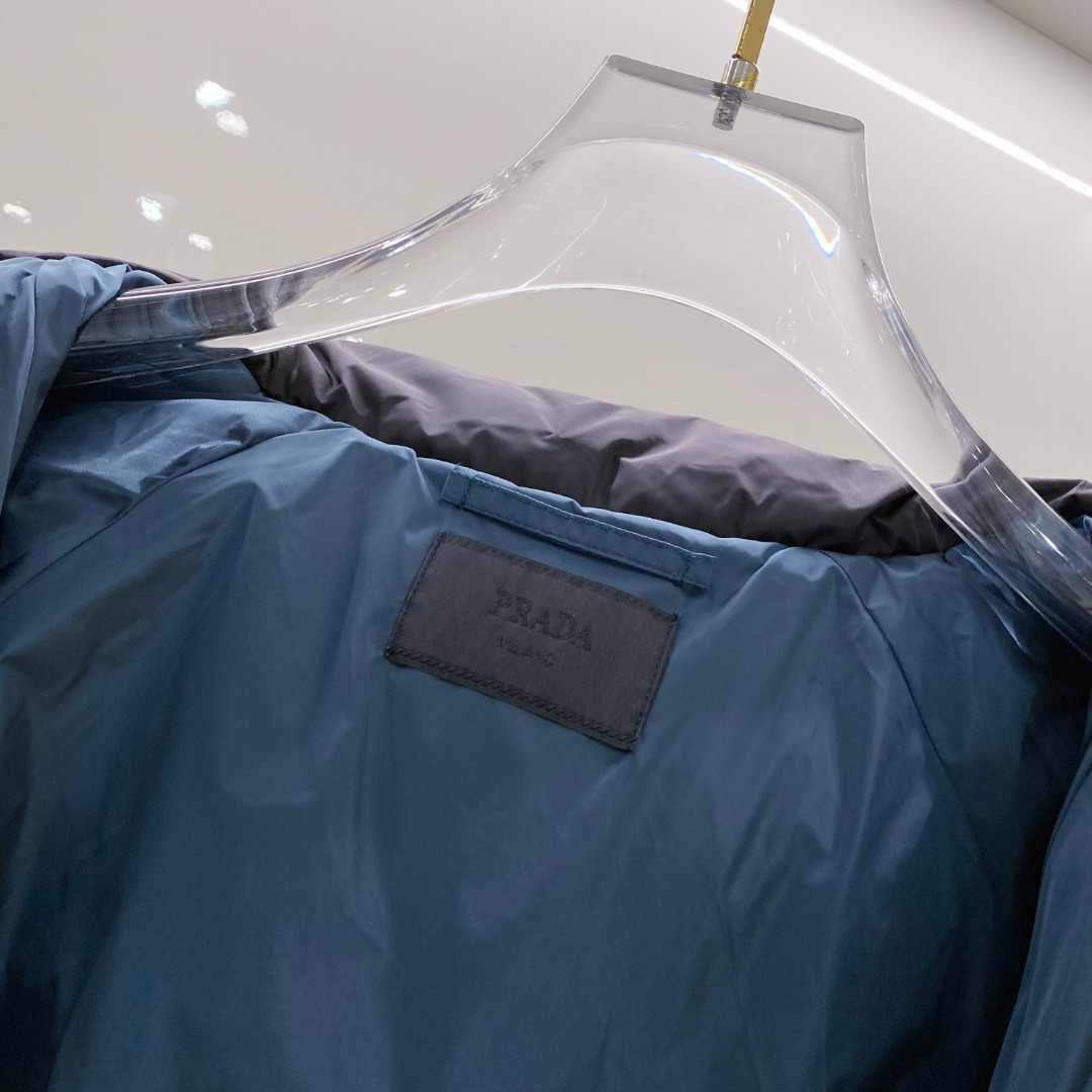 Prada&普拉达FW2025秋冬新款羽绒服。柜子在售款，一件难求。采用定制防风防雨面料，抗皱立挺有型，