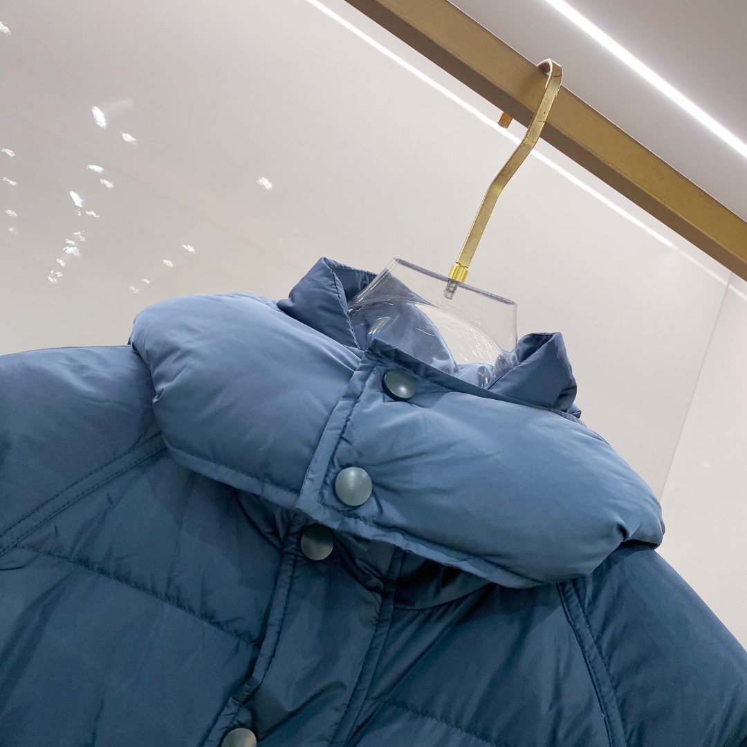 Prada&普拉达FW2025秋冬新款羽绒服。柜子在售款，一件难求。采用定制防风防雨面料，抗皱立挺有型，