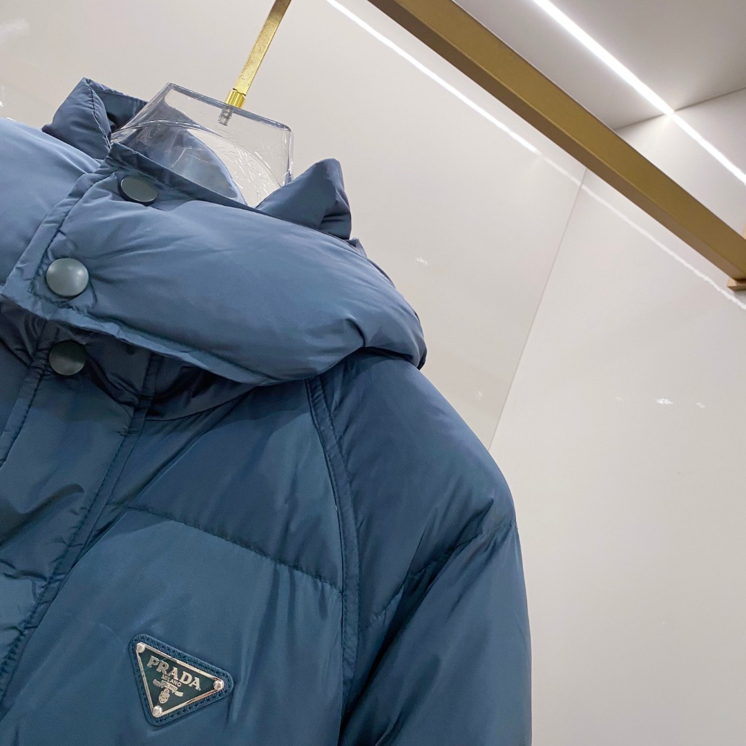Prada&普拉达FW2025秋冬新款羽绒服。柜子在售款，一件难求。采用定制防风防雨面料，抗皱立挺有型，