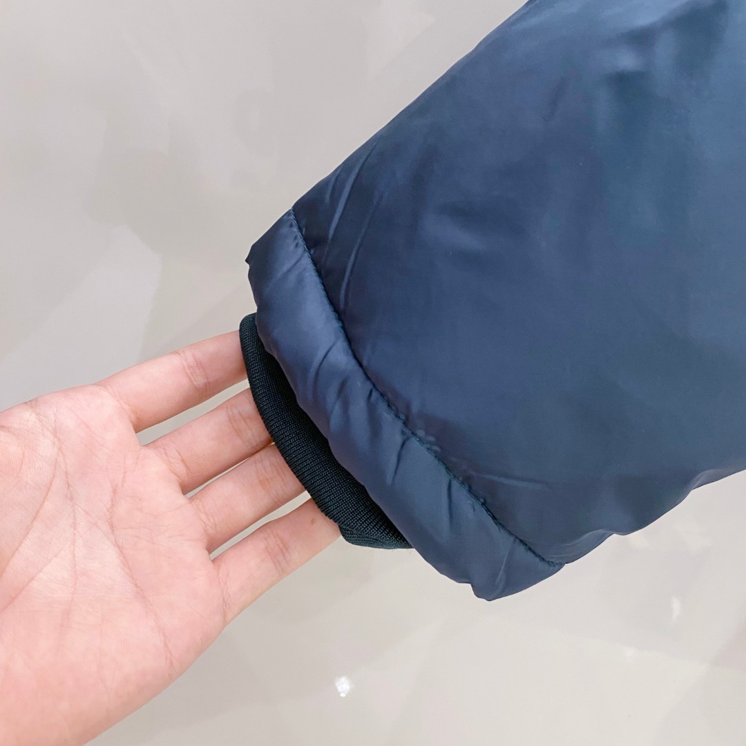 Prada&普拉达FW2025秋冬新款羽绒服。柜子在售款，一件难求。采用定制防风防雨面料，抗皱立挺有型，
