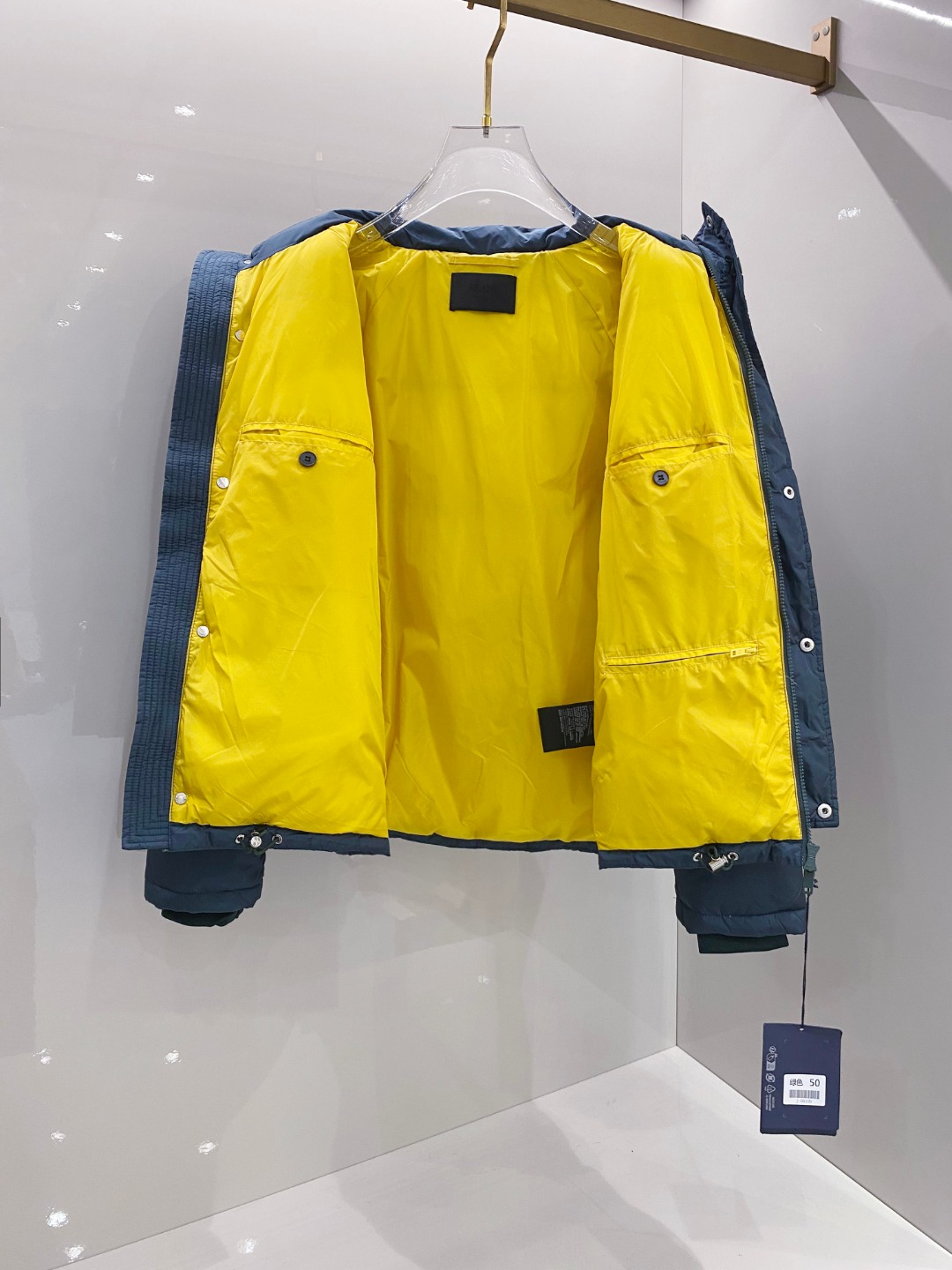 Prada&普拉达FW2025秋冬新款羽绒服。柜子在售款，一件难求。采用定制防风防雨面料，抗皱立挺有型，