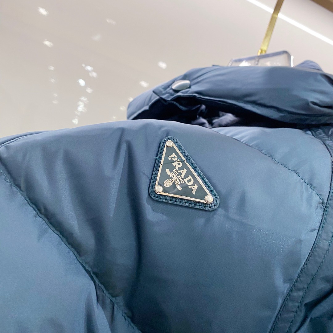 Prada&普拉达FW2025秋冬新款羽绒服。柜子在售款，一件难求。采用定制防风防雨面料，抗皱立挺有型，