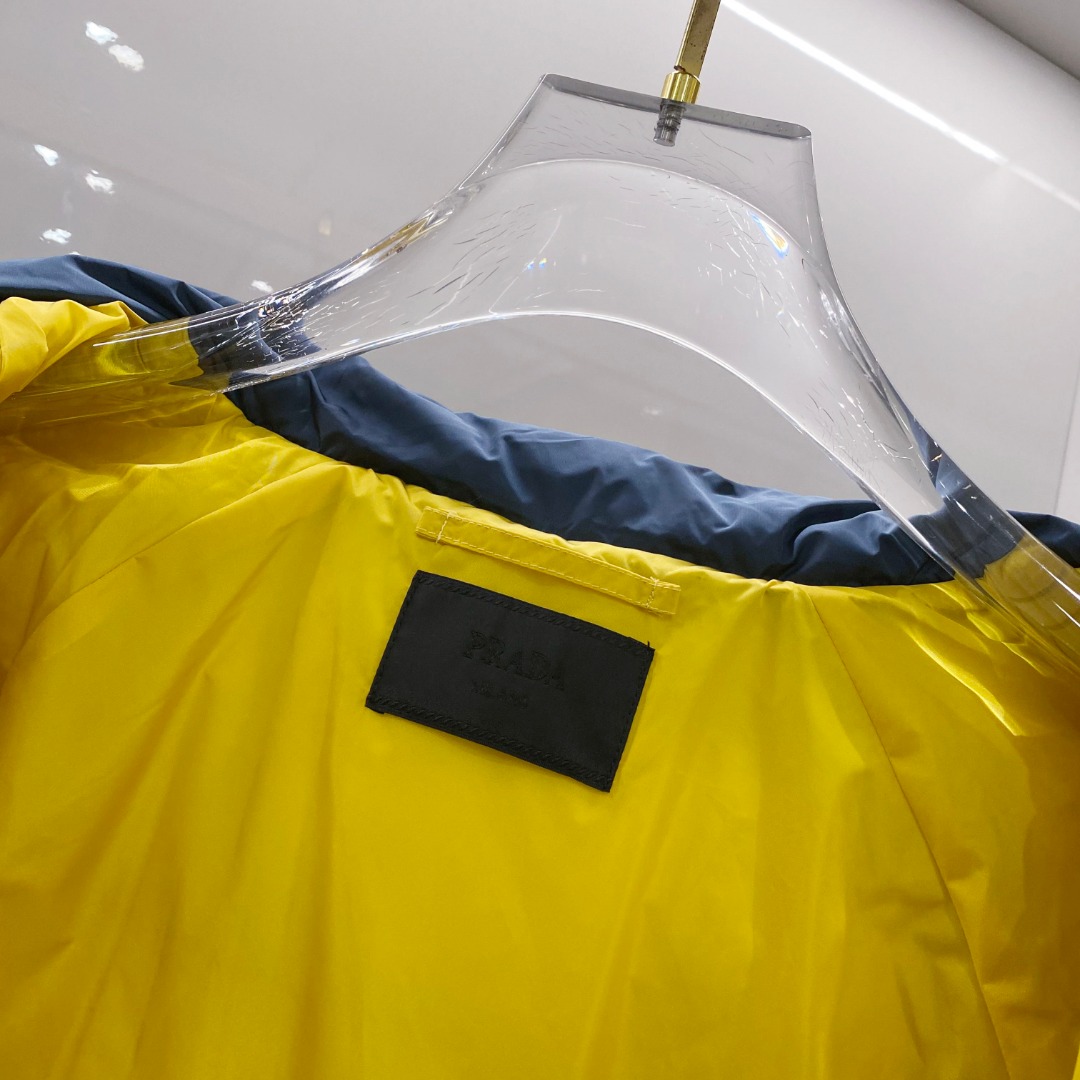 Prada&普拉达FW2025秋冬新款羽绒服。柜子在售款，一件难求。采用定制防风防雨面料，抗皱立挺有型，