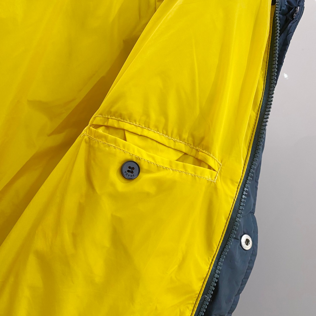 Prada&普拉达FW2025秋冬新款羽绒服。柜子在售款，一件难求。采用定制防风防雨面料，抗皱立挺有型，