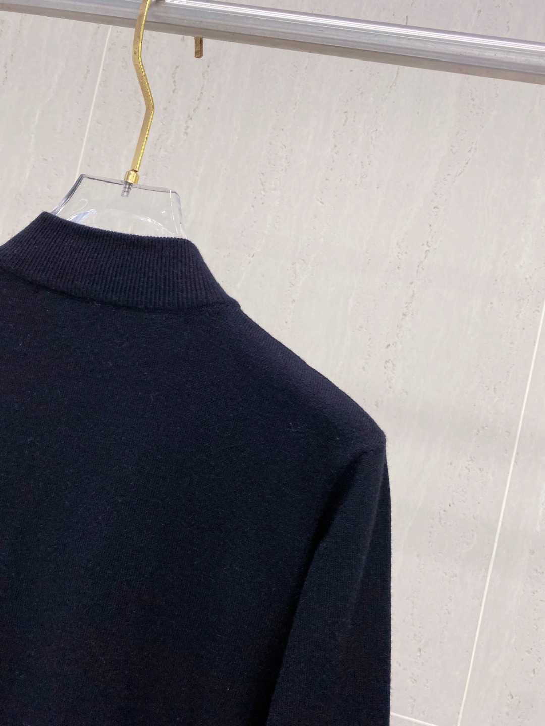 🆕Loro Piana 诺悠翩雅半拉链立领毛衣，采用羊绒羊毛混纺纱线，保暖性佳，蓬松柔软，加倍呵护肌肤，