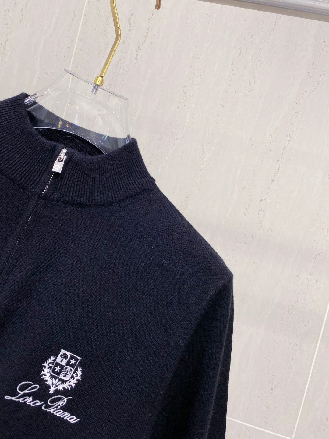 🆕Loro Piana 诺悠翩雅半拉链立领毛衣，采用羊绒羊毛混纺纱线，保暖性佳，蓬松柔软，加倍呵护肌肤，