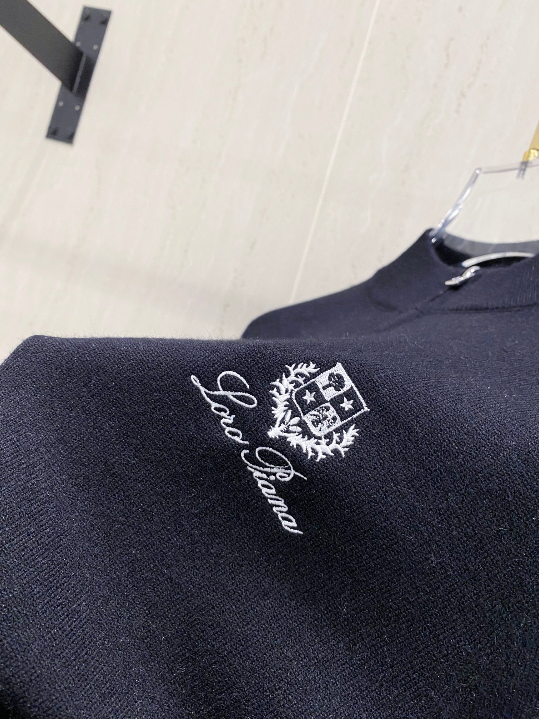 🆕Loro Piana 诺悠翩雅半拉链立领毛衣，采用羊绒羊毛混纺纱线，保暖性佳，蓬松柔软，加倍呵护肌肤，