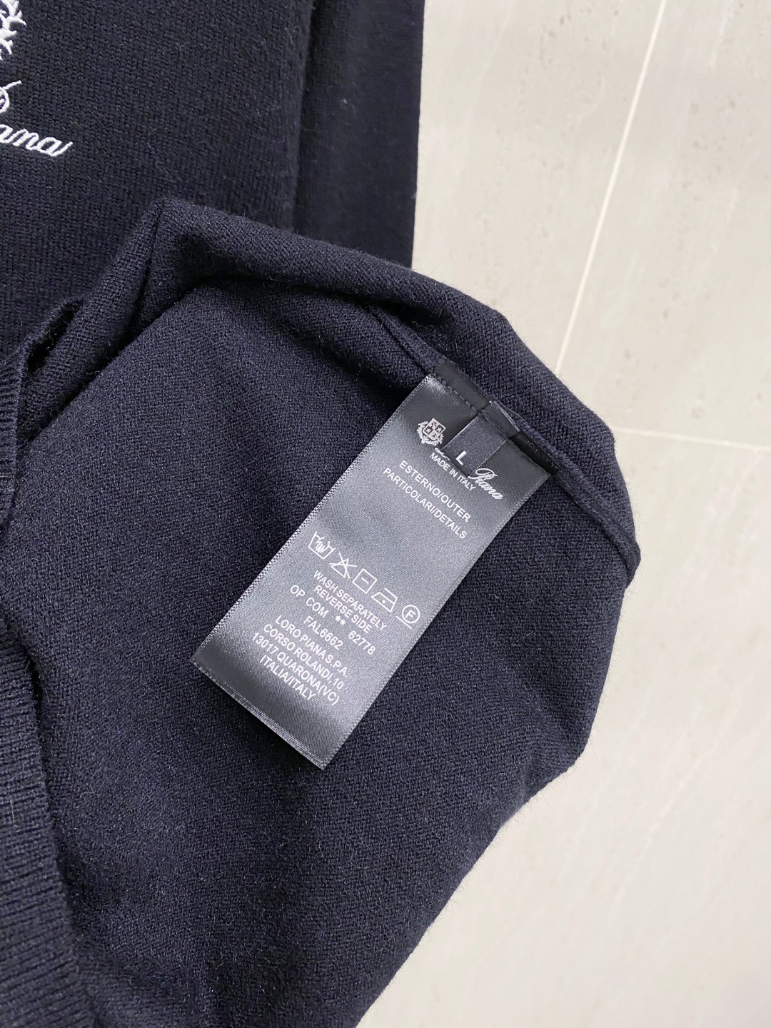 🆕Loro Piana 诺悠翩雅半拉链立领毛衣，采用羊绒羊毛混纺纱线，保暖性佳，蓬松柔软，加倍呵护肌肤，