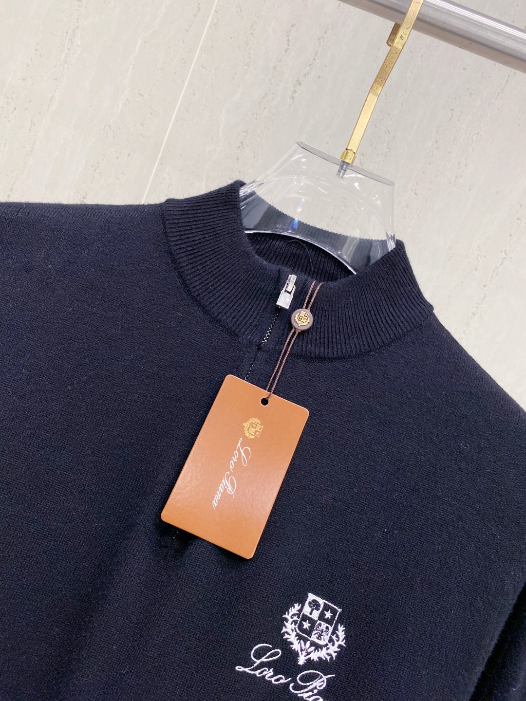 🆕Loro Piana 诺悠翩雅半拉链立领毛衣，采用羊绒羊毛混纺纱线，保暖性佳，蓬松柔软，加倍呵护肌肤，