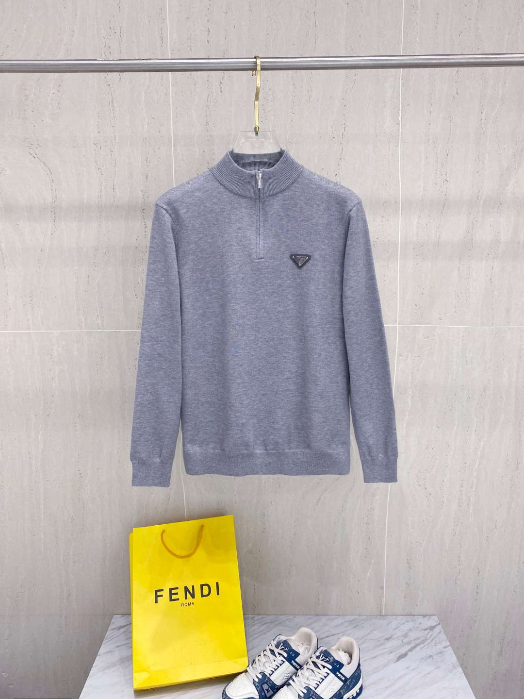 סוודר צמר מרינו לגברים של Prada עם צווארון חצי רוכסן - נוחות וסגנון