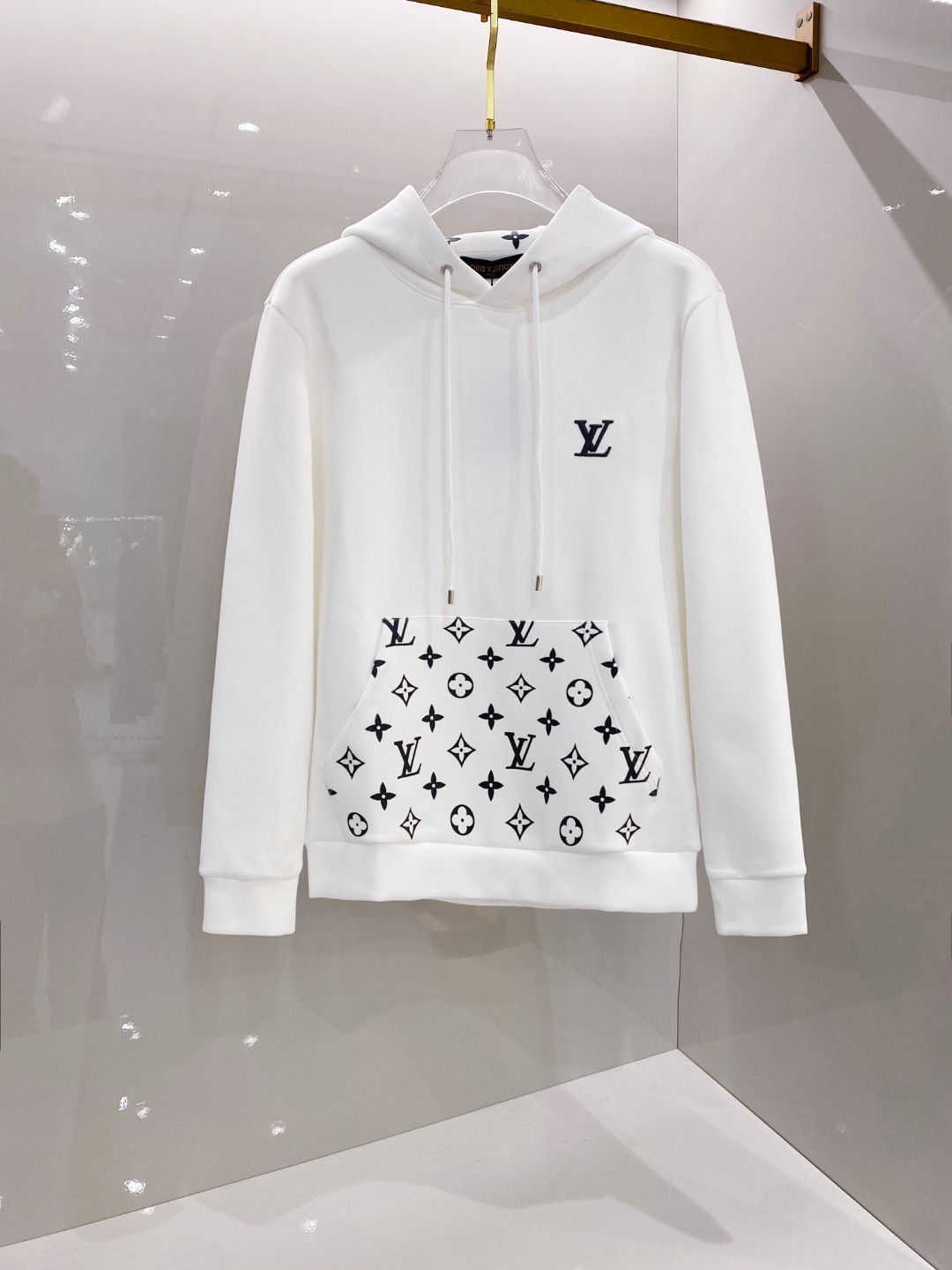 NO:565086,LV's new 2025 autumn and winter series of items are online. A very fashionable and avant-garde hooded sweatshirt for men and women, with a logo pattern, which is different from the past and declares the brand's design concept that has been inherited for many years!  Its eye-catching appeal is no less than any classic style, perfectly presenting the sense of fashion, high-end and luxury to the world!  It is made of imported 100% cotton material supplied by customers. It is a selection of high-quality pure cotton fabrics. It feels soft, waxy and delicate to the skin. The actual product will definitely exceed your imagination. It is extremely comfortable and breathable. Even if you sweat profusely, you will not feel greasy or stuffy. It maximizes sweat wicking and moisture absorption!  Size S-XL,,louis vuitton,hoodie,sweatshirts,hats,alexander wang19860909LV 2025秋冬全新系列单品上线,非常时髦前卫的一款男女同款连帽卫衣,标识logo图案,区别于以往的不同,宣示品牌传承多年的设计理念！其吸睛度完全不亚于任何经典款式,将时髦高级感与奢华感完美呈现在世人眼前！客供进口全棉材质制成,精选优质纯棉面料,触感软糯亲肤细腻,实物到手绝对超乎你的想象,贴身无比舒适透气,即便是汗流浃背也不会有腻身及闷热感可言,将排汗吸湿性发挥到了极致！尺码S-XL,,louis vuitton,hoodie,sweatshirts,hats,alexander wang,Men's clothing