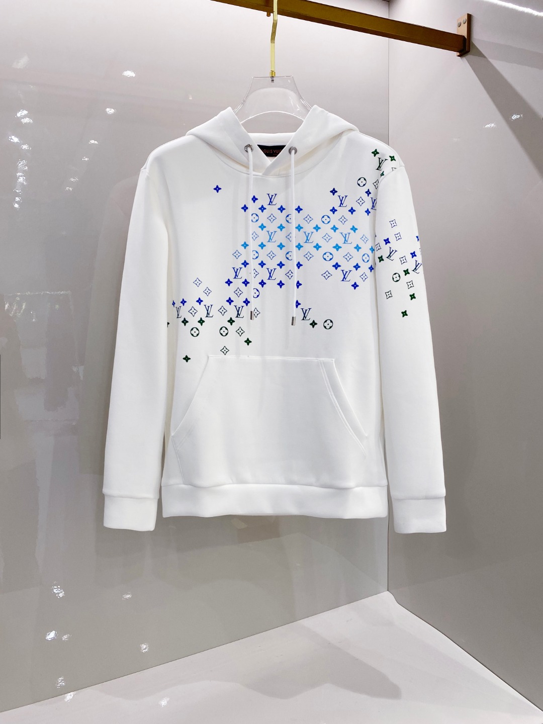 NO:565096,LV's new 2025 autumn and winter series of items are online. A very fashionable and avant-garde hooded sweatshirt for men and women, with a logo pattern, which is different from the past and declares the brand's design concept that has been inherited for many years!  Its eye-catching appeal is no less than any classic style, perfectly presenting the sense of fashion, high-end and luxury to the world!  It is made of imported 100% cotton material supplied by customers. It is a selection of high-quality pure cotton fabrics. It feels soft, waxy and delicate to the skin. The actual product will definitely exceed your imagination. It is extremely comfortable and breathable. Even if you sweat profusely, you will not feel greasy or stuffy. It maximizes sweat wicking and moisture absorption!  Size S-XL,,louis vuitton,hoodie,sweatshirts,hats,alexander wang19860909LV 2025秋冬全新系列单品上线,非常时髦前卫的一款男女同款连帽卫衣,标识logo图案,区别于以往的不同,宣示品牌传承多年的设计理念！其吸睛度完全不亚于任何经典款式,将时髦高级感与奢华感完美呈现在世人眼前！客供进口全棉材质制成,精选优质纯棉面料,触感软糯亲肤细腻,实物到手绝对超乎你的想象,贴身无比舒适透气,即便是汗流浃背也不会有腻身及闷热感可言,将排汗吸湿性发挥到了极致！尺码S-XL,,louis vuitton,hoodie,sweatshirts,hats,alexander wang,Men's clothing