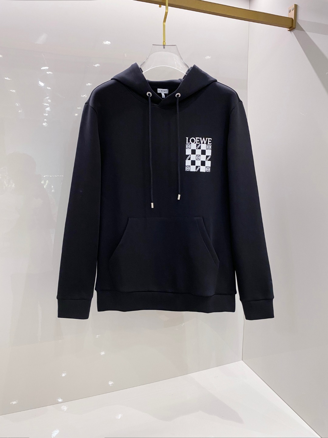 NO:565101,Loewe's 2025 autumn and winter new series of items are online. It is a very fashionable and avant-garde hooded sweatshirt for men and women, with a logo pattern that is different from the past and declares the brand's design concept that has been inherited for many years!  Its eye-catching appeal is no less than any classic style, perfectly presenting the sense of fashion, high-end and luxury to the world!  It is made of imported 100% cotton material supplied by customers. It is a selection of high-quality pure cotton fabrics. It feels soft, waxy and delicate to the skin. The actual product will definitely exceed your imagination. It is extremely comfortable and breathable. Even if you sweat profusely, you will not feel greasy or stuffy. It maximizes sweat wicking and moisture absorption!  Size S-XL,,loewe,hoodie,sweatshirts,hats,alexander wang19860909罗意威 2025秋冬全新系列单品上线,非常时髦前卫的一款男女同款连帽卫衣,标识logo图案,区别于以往的不同,宣示品牌传承多年的设计理念！其吸睛度完全不亚于任何经典款式,将时髦高级感与奢华感完美呈现在世人眼前！客供进口全棉材质制成,精选优质纯棉面料,触感软糯亲肤细腻,实物到手绝对超乎你的想象,贴身无比舒适透气,即便是汗流浃背也不会有腻身及闷热感可言,将排汗吸湿性发挥到了极致！尺码S-XL,,loewe,hoodie,sweatshirts,hats,alexander wang,Men's clothing