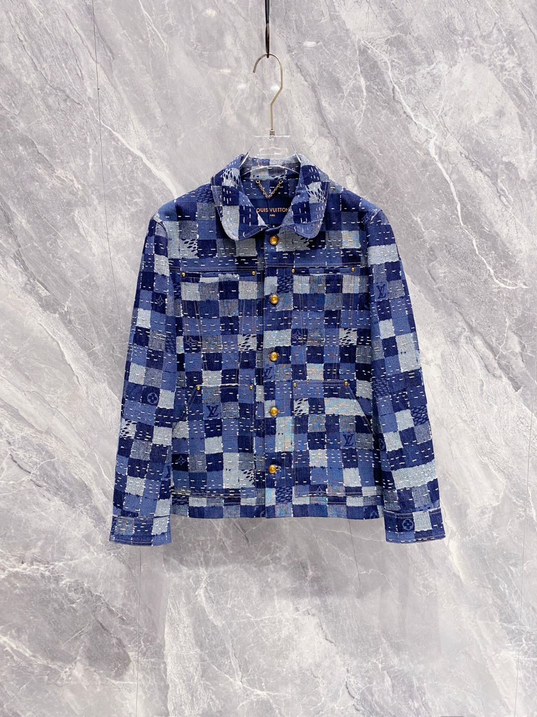 NO:735482,2026SS spring new product LV jacquard jacket lapel jacket, counter-customized fabric, high breathability and comfort, impeccable details, brand element design concept, reflecting high quality. It feels delicate and soft!  It presents a casual cut and the upper body shape is awesome!  Wearing it makes you feel comfortable and slim, lazy and casual, combined with clean and simple colors, it is particularly attractive and suitable for daily wear ~ We introduce sports items decorated with vibrant prints to welcome the arrival of the warm season. Sizes 48/50/52/54/56.,,louis vuitton,jackets & coats,jackets & coats,198609092026SS春季新品LV提花夹克翻领外套 专柜定制面料 透气舒适度高,细节无可挑剔,品牌元素设计理念,体现高品质.手感细腻柔软！呈现休闲裁剪,上身版型超赞！穿上就是舒适自在又显瘦的存在,慵懒而随性,结合干净简单的色系就特别耐看,适合日常穿着~倾情推出缀饰活力印花的运动单品,迎接温暖季节的到来. 尺码48/50/52/54/56.,,louis vuitton,jackets & coats,jackets & coats,,Men's clothing