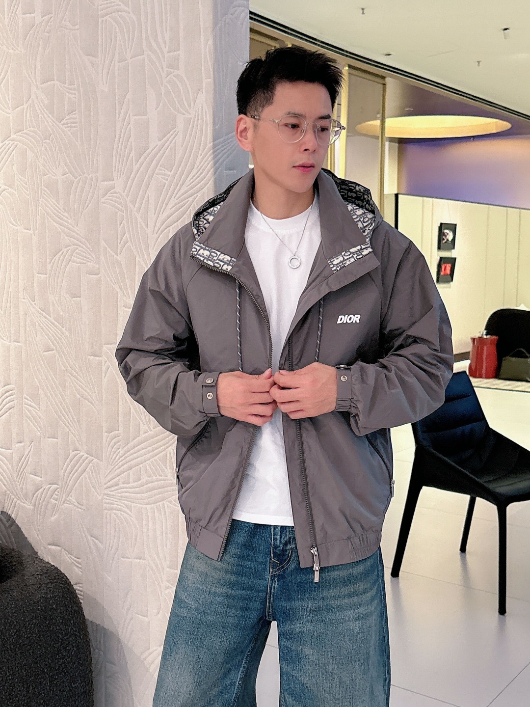 NO:624584,Dior-Dior# 2025 new autumn and winter men's high-end woven/windbreaker series jackets High-end boutique series, same styles for men and women, trading company channel orders, series on sale at official website counters, the industry's exclusive first release of the most popular and popular series in the classic main line, same styles for men and women, classic urban casual style, versatile and simple style, couple's jackets!  It can be said to be a must-have item for autumn and winter.  New design style, subversive design, iconic brand logo, new dust-proof fabric, slightly waterproof, casually wear with a T-shirt, the upper body is super fashionable, especially easy to match, the concave shape in autumn and winter is naturally indispensable for such high-end configuration, and its dressing magic is very powerful, basically all kinds of  The styles are easy to control, the casual version configuration will not feel uncomfortable, the new style and tonality are more outstanding and outstanding, the charm of the outfit is naturally more advanced, more colorful and handsome, but without losing warmth, whether it is worn outside or inside, I believe this style is the perfect choice!  !  !  Color Black Gray Size M L XL 2XL 3XL,,dior,dior,jackets & coats,tees,t-shirt,alexander wang19860909Dior-迪奥# 2025秋冬新款 男装高端梭织/风衣 系列外套 高端精品系列,男女同款,贸易公司渠道订单,官网专柜在售系列,业内独家首发经典主线里最抢手最火爆的系列男女同款,经典都市休闲风尚,百搭简约范,情侣款外套！可以说是秋冬季必备款了 全新设计风格,颠覆认知的设计,标志性品牌图案标识,全新防尘面料,轻度防水,随便搭件T恤,上身超时髦,特别的便于搭配,秋冬季凹造型自然是少不了这样的高档配置,并且它的穿搭魔力十分之强大,基本上各种类型都是轻而易举的驾驭,休闲的版型配置,不会不适感,全新风格以及调性更加的出色更加的出众,穿搭的魅力自然也更加的高级,更加的出彩更加的显帅,但是又不失温度,无论是外穿还是内搭,我相信此款都是完美之选！！！ 颜色黑色 灰色 码数M L XL 2XL 3XL,,dior,dior,jackets & coats,tees，t-shirt,alexander wang,Men's clothing