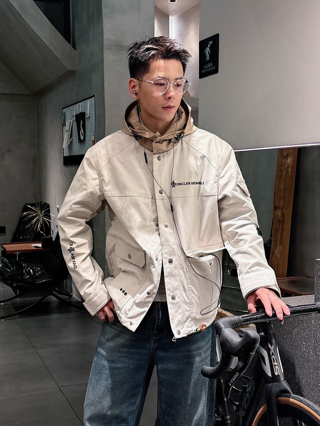 NO:624608,Moncler Men's Mouth 2025FW Autumn and Winter New Style The same men's jacket from the official website, the original three-label complete high-end version Customized fabric Highly breathable and comfortable, impeccable details, brand element design concept, reflecting high quality. The hand feels delicate and soft, showing casual tailoring, the upper body version is awesome, size 48-56,,Moncler,jackets & coats,jackets & coats,alexander wang19860909Moncler 蒙口 2025FW秋冬新款 官网同款男士夹克外套,原单三标齐全高端版本 定制面料 透气舒适度高,细节无可挑剔,品牌元素设计理念,体现高品质.手感细腻柔软 呈现休闲裁剪,上身版型超赞 码数48-56,,Moncler,jackets & coats,jackets & coats,alexander wang,Men's clothing