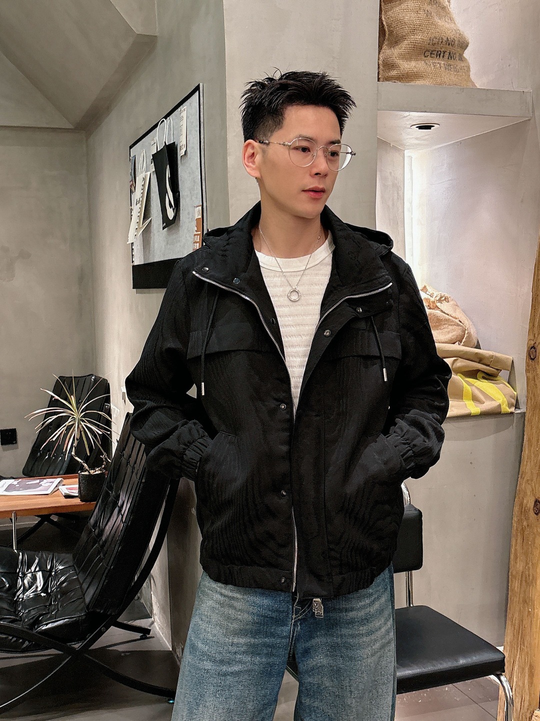 NO:624602,Louis Vuitton-LV Lvjia# 2025 Autumn and Winter New Men's high-end woven/windbreaker/jacket series coats High-end boutique series, same styles for men and women, trading company channel orders, series on sale at official website counters, the industry's exclusive first release of the most sought-after and popular series in the classic main line, same styles for men and women, classic urban casual style, versatile and simple style, couple style coats!  It can be said to be a must-have item for autumn and winter.  New design style, subversive design, iconic brand logo, new dust-proof fabric, slightly waterproof, casually wear with a T-shirt, the upper body is super fashionable, especially easy to match, the concave shape in autumn and winter is naturally indispensable for such high-end configuration, and its dressing magic is very powerful, basically all kinds of  The styles are easy to control, the casual version configuration will not feel uncomfortable, the new style and tonality are more outstanding and outstanding, the charm of the outfit is naturally more advanced, more colorful and handsome, but without losing warmth, whether it is worn outside or inside, I believe this style is the perfect choice!  !  !  Color Black Size M L19860909Louis Vuitton-LV 驴家# 2025秋冬新款 男装高端梭织/风衣/夹克 系列外套 高端精品系列,男女同款,贸易公司渠道订单,官网专柜在售系列,业内独家首发经典主线里最抢手最火爆的系列男女同款,经典都市休闲风尚,百搭简约范,情侣款外套！可以说是秋冬季必备款了 全新设计风格,颠覆认知的设计,标志性品牌图案标识,全新防尘面料,轻度防水,随便搭件T恤,上身超时髦,特别的便于搭配,秋冬季凹造型自然是少不了这样的高档配置,并且它的穿搭魔力十分之强大,基本上各种类型都是轻而易举的驾驭,休闲的版型配置,不会不适感,全新风格以及调性更加的出色更加的出众,穿搭的魅力自然也更加的高级,更加的出彩更加的显帅,但是又不失温度,无论是外穿还是内搭,我相信此款都是完美之选！！！ 颜色黑色 码数M L XL 2XL 3XL,,louis vuitton,louis vuitton,louis vuitton,louis vuitton,jackets & coats,jackets & coats,tees，t-shirt,alexander wang,Men's clothing