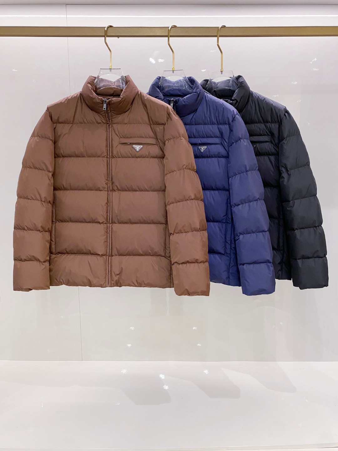 Prada 普拉达2025秋冬专柜同步新品发布，最新款羽绒服出货，全部原版购入，今年最新色，无论面料和辅