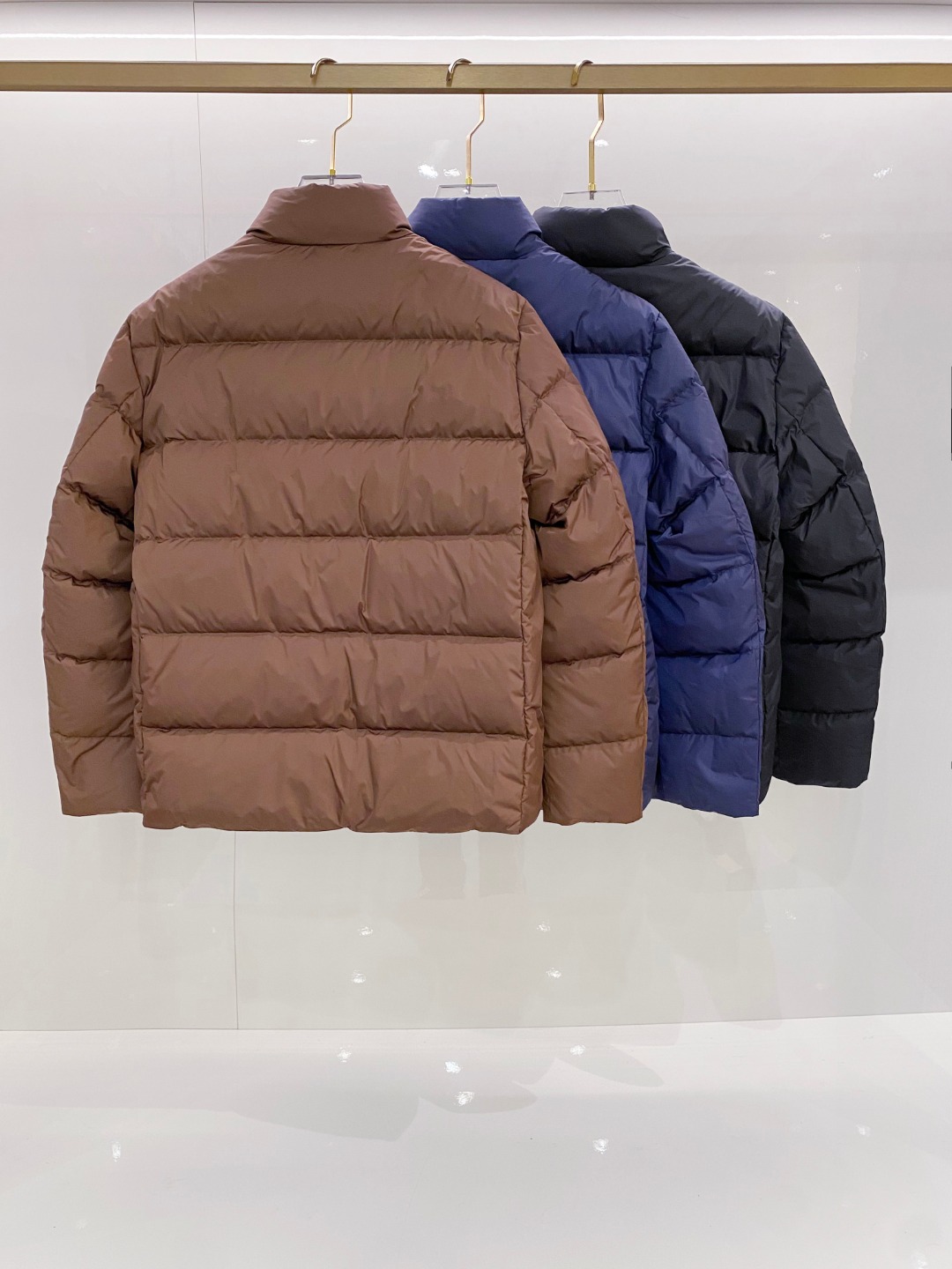 Prada 普拉达2025秋冬专柜同步新品发布，最新款羽绒服出货，全部原版购入，今年最新色，无论面料和辅