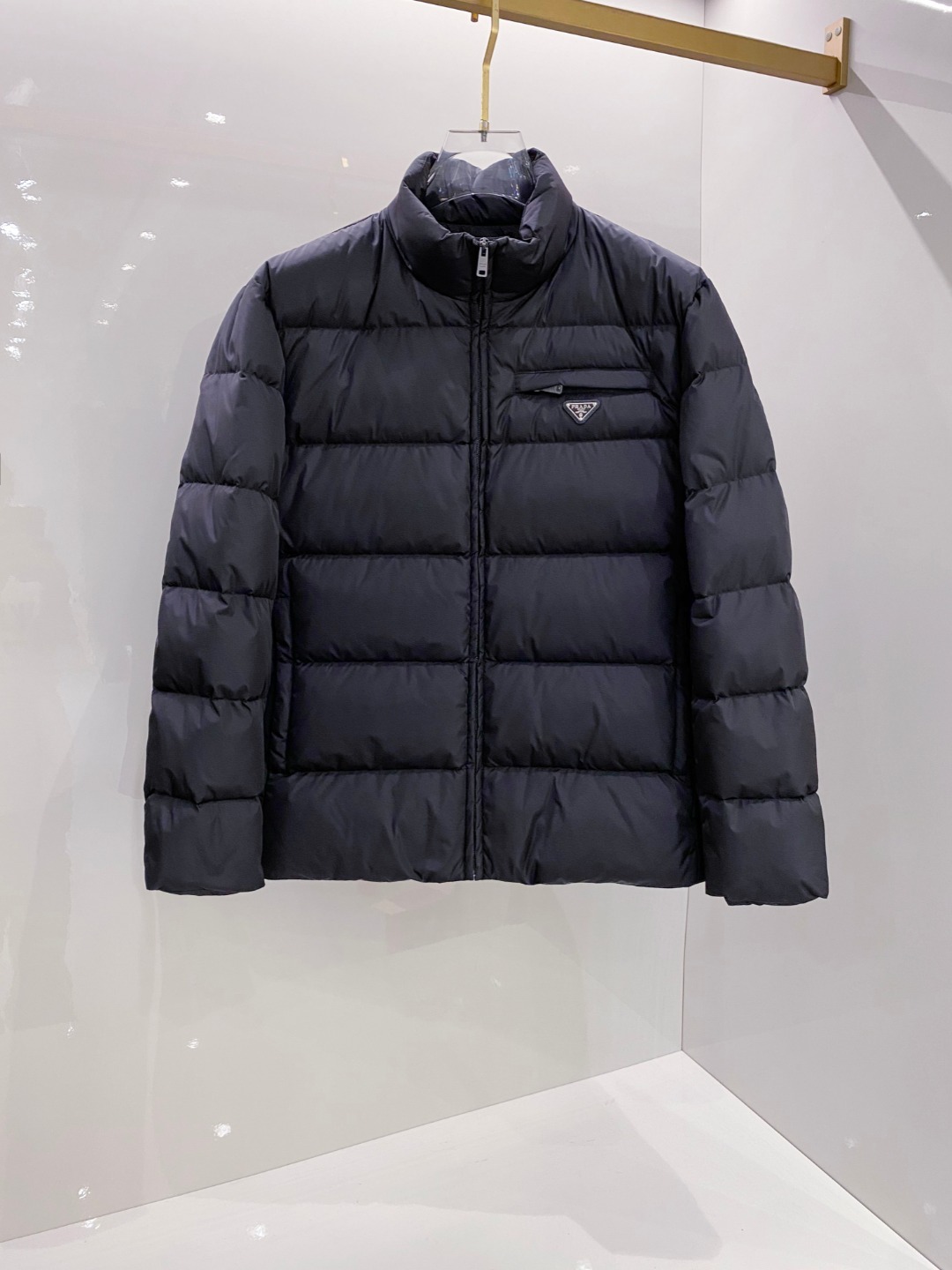 Prada 普拉达2025秋冬专柜同步新品发布，最新款羽绒服出货，全部原版购入，今年最新色，无论面料和辅