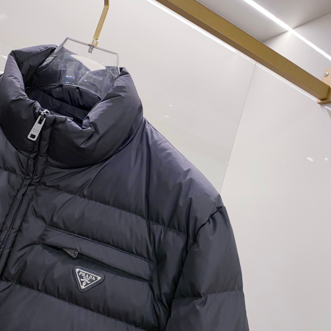 Prada 普拉达2025秋冬专柜同步新品发布，最新款羽绒服出货，全部原版购入，今年最新色，无论面料和辅