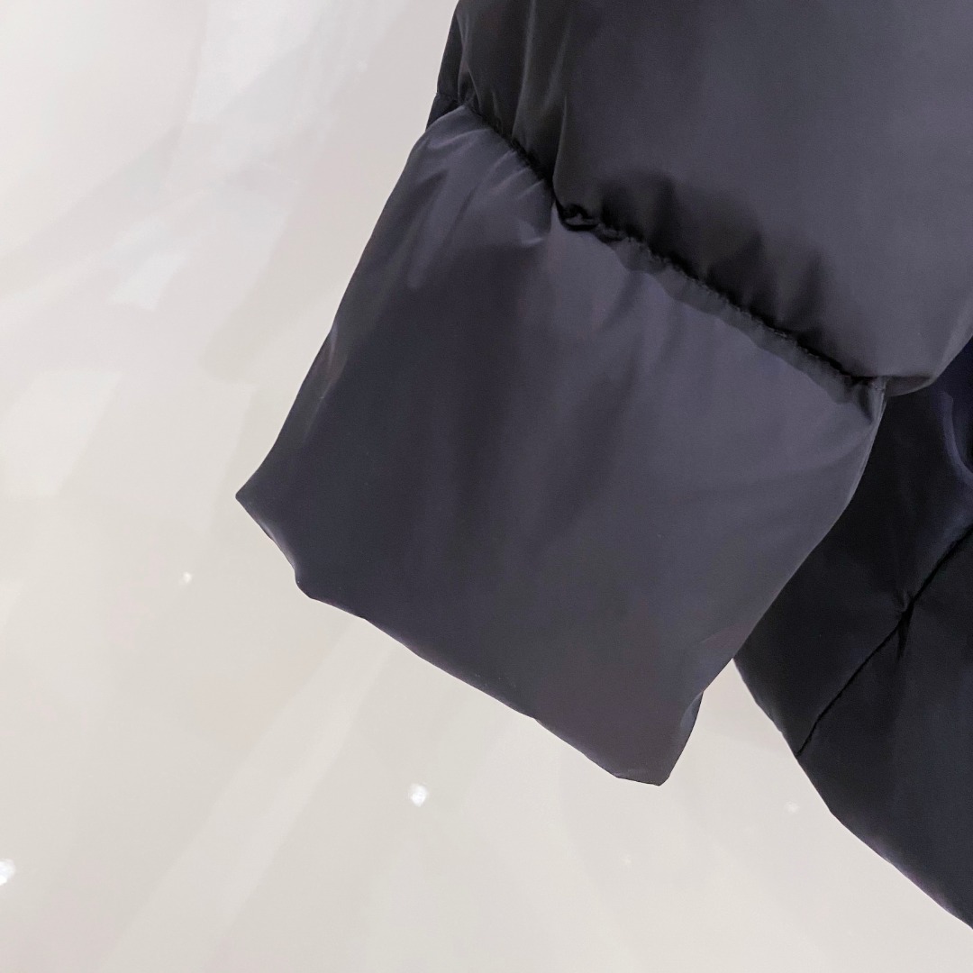 Prada 普拉达2025秋冬专柜同步新品发布，最新款羽绒服出货，全部原版购入，今年最新色，无论面料和辅