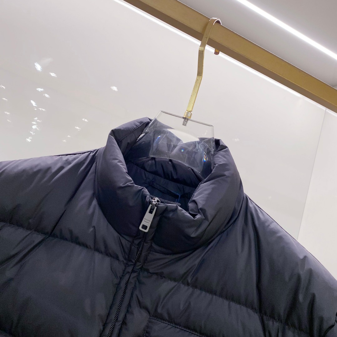 Prada 普拉达2025秋冬专柜同步新品发布，最新款羽绒服出货，全部原版购入，今年最新色，无论面料和辅