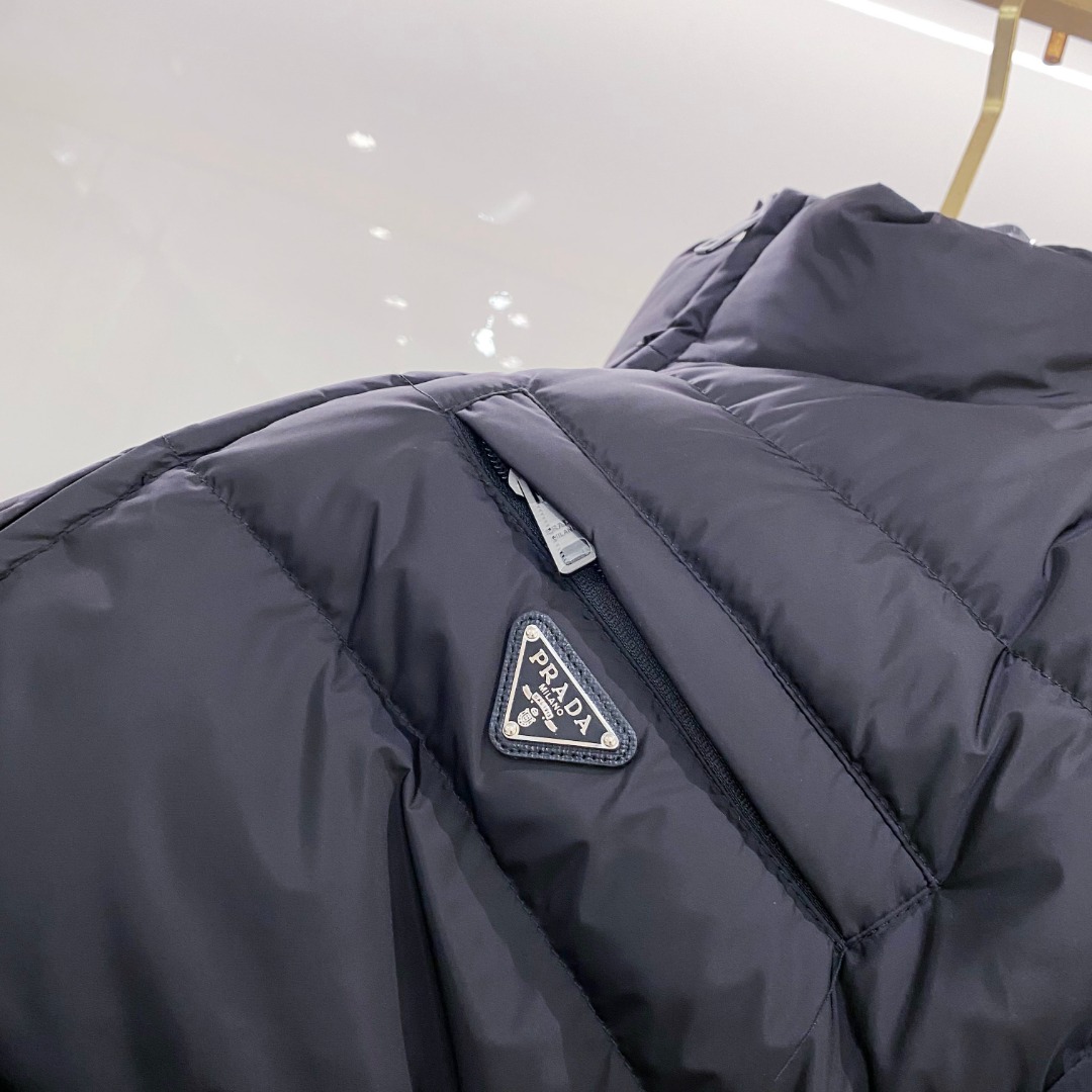 Prada 普拉达2025秋冬专柜同步新品发布，最新款羽绒服出货，全部原版购入，今年最新色，无论面料和辅