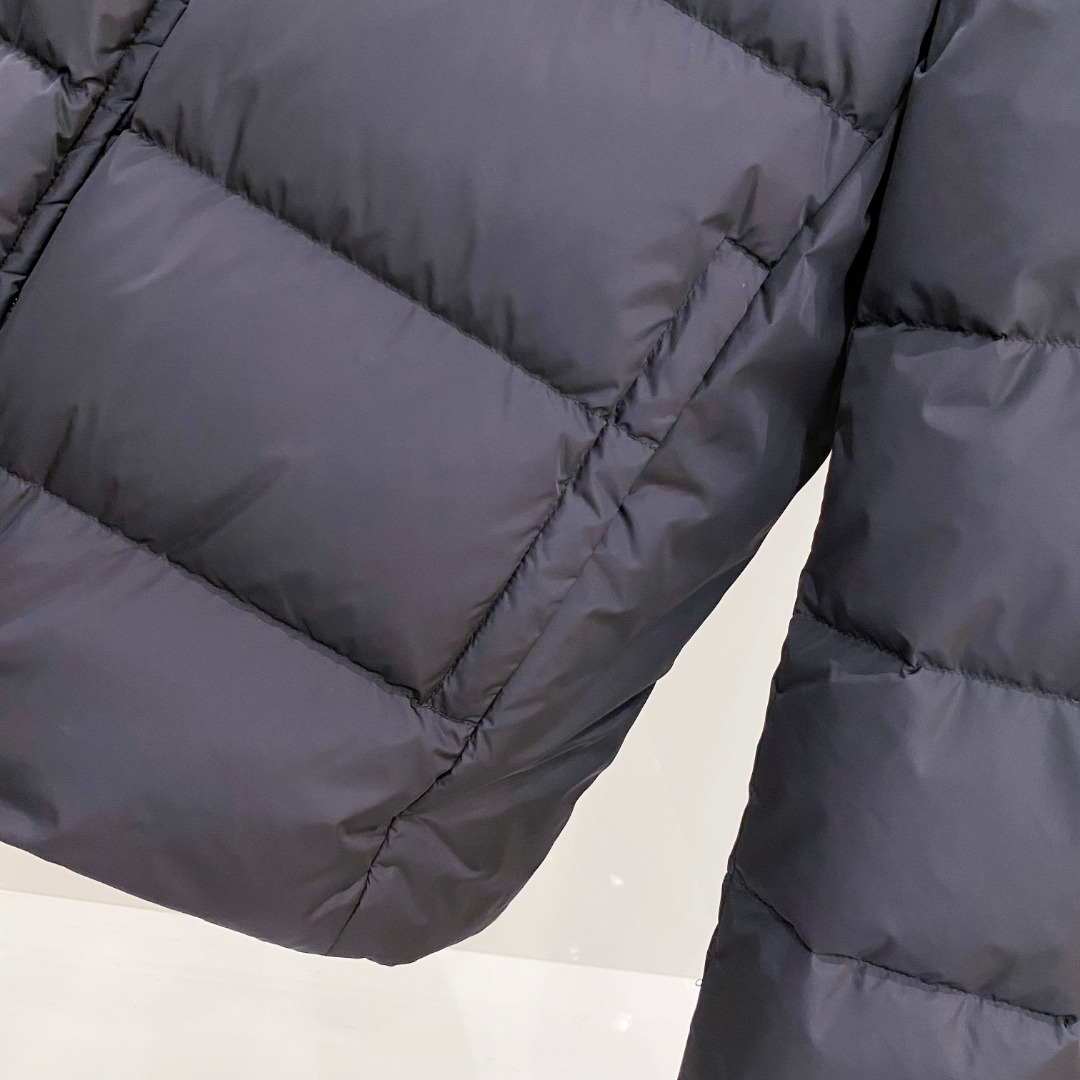 Prada 普拉达2025秋冬专柜同步新品发布，最新款羽绒服出货，全部原版购入，今年最新色，无论面料和辅