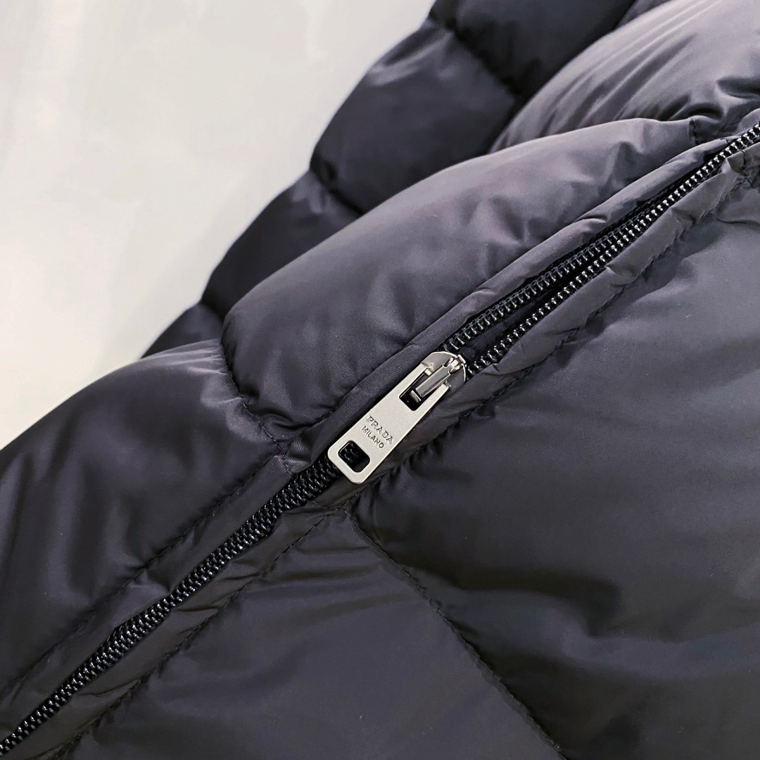 Prada 普拉达2025秋冬专柜同步新品发布，最新款羽绒服出货，全部原版购入，今年最新色，无论面料和辅