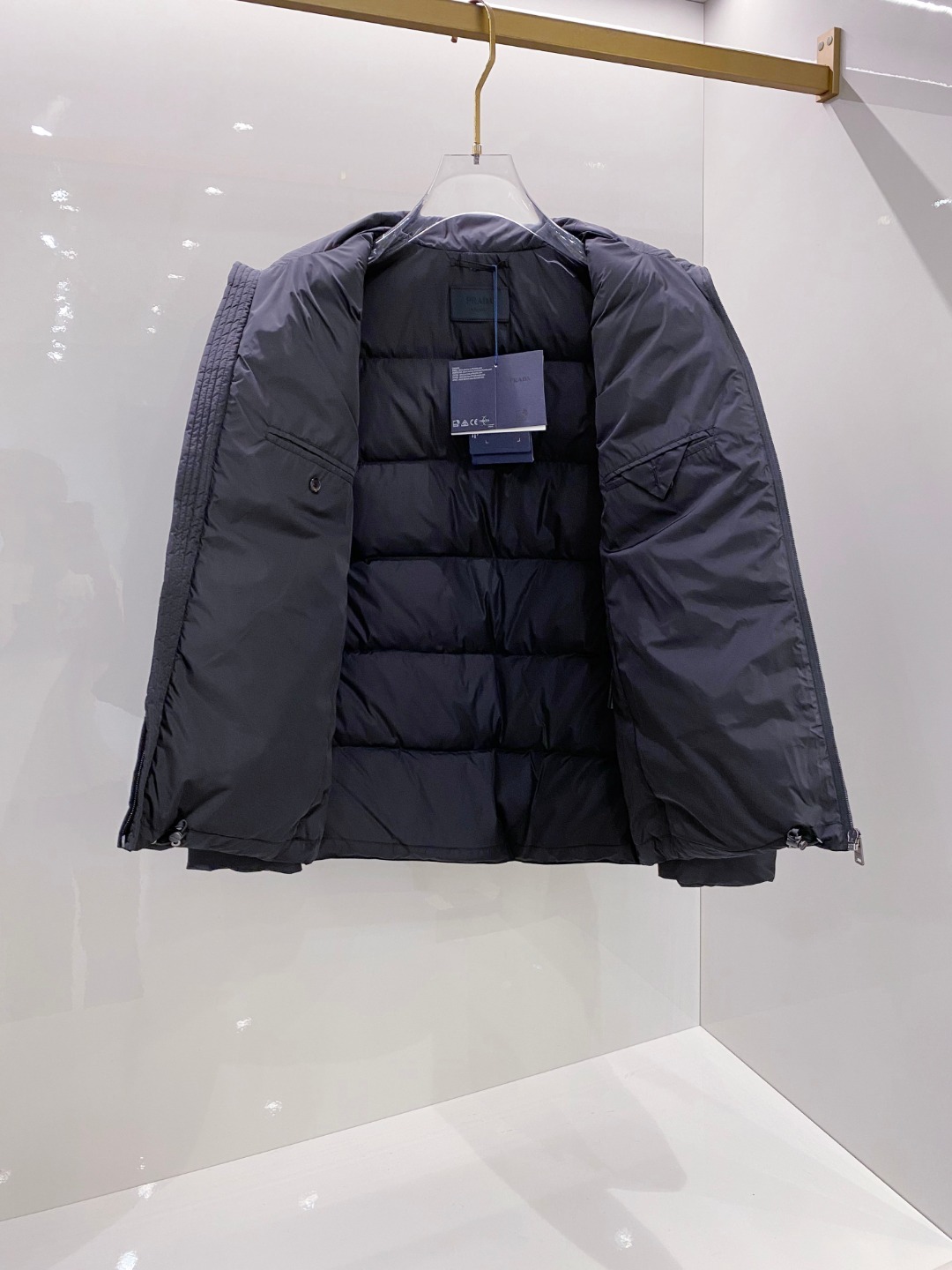 Prada 普拉达2025秋冬专柜同步新品发布，最新款羽绒服出货，全部原版购入，今年最新色，无论面料和辅