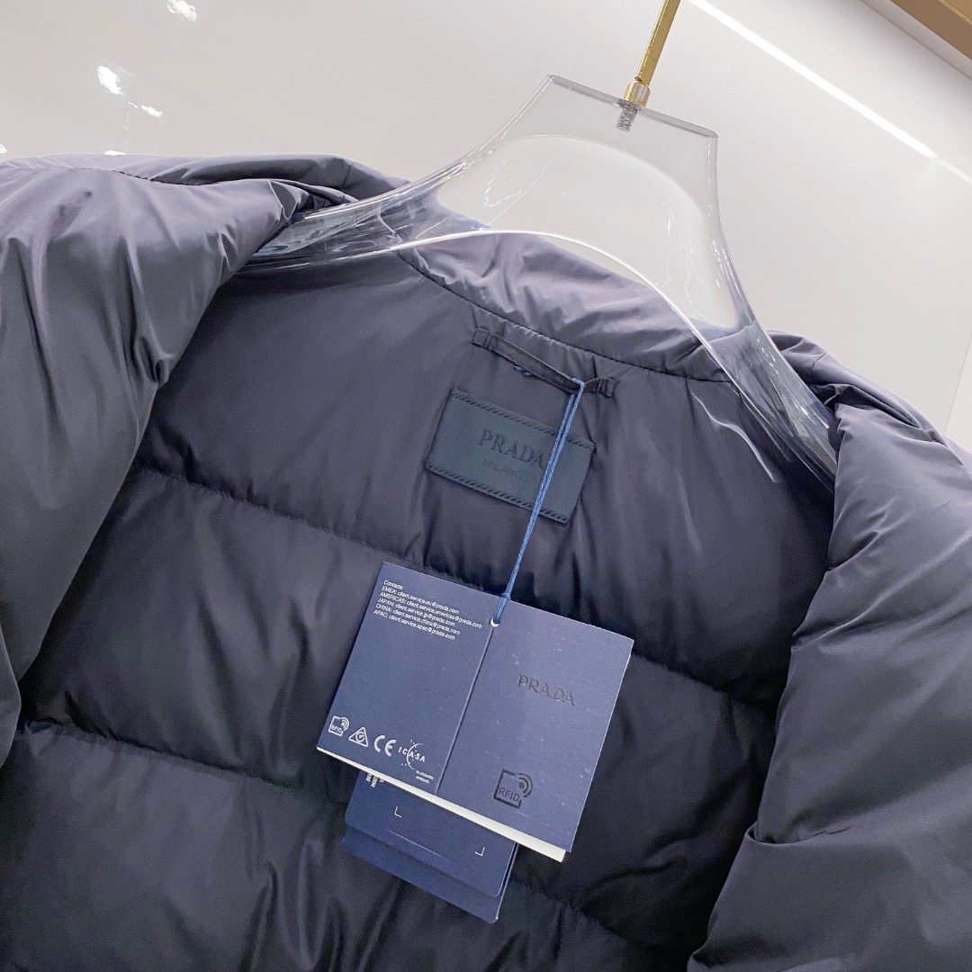 Prada 普拉达2025秋冬专柜同步新品发布，最新款羽绒服出货，全部原版购入，今年最新色，无论面料和辅