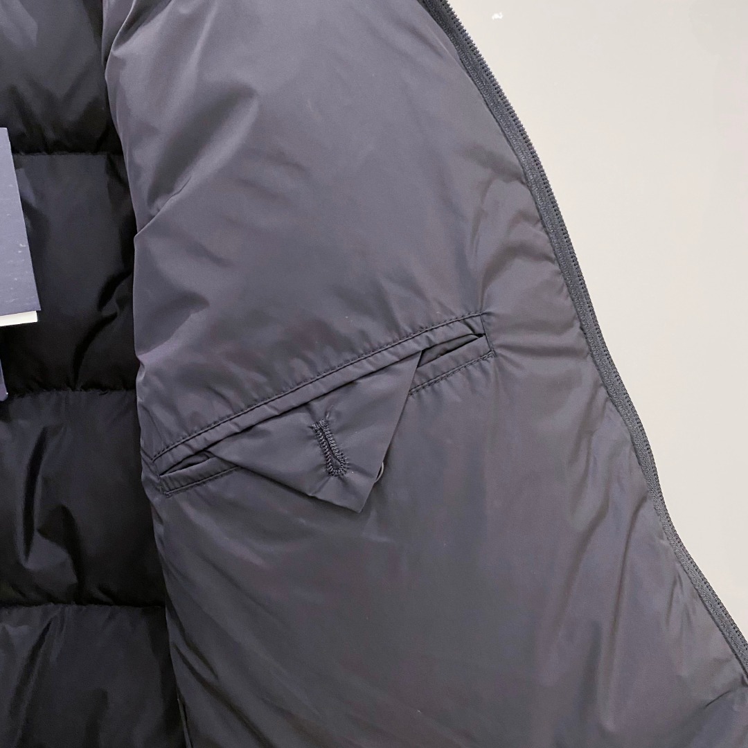 Prada 普拉达2025秋冬专柜同步新品发布，最新款羽绒服出货，全部原版购入，今年最新色，无论面料和辅