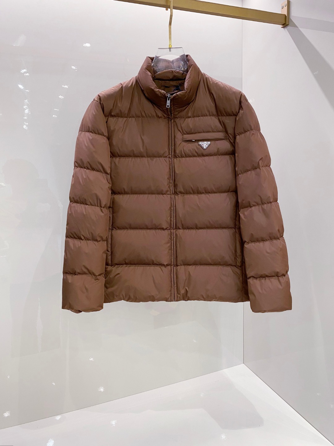 Prada 普拉达2025秋冬专柜同步新品发布，最新款羽绒服出货，全部原版购入，今年最新色，无论面料和辅