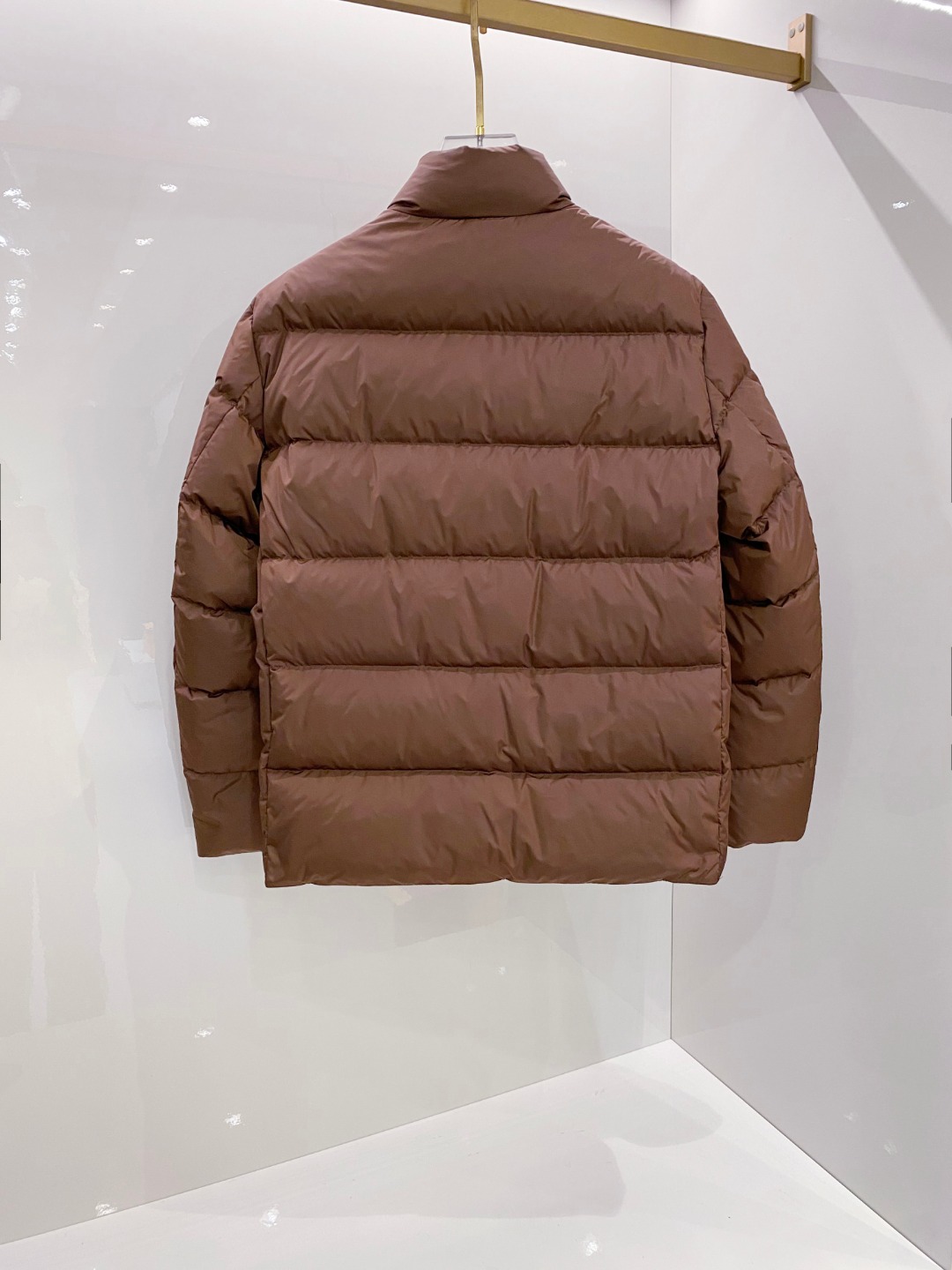 Prada 普拉达2025秋冬专柜同步新品发布，最新款羽绒服出货，全部原版购入，今年最新色，无论面料和辅