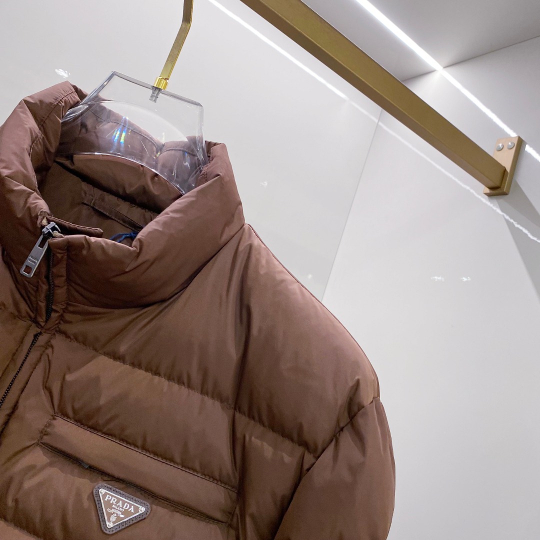 Prada 普拉达2025秋冬专柜同步新品发布，最新款羽绒服出货，全部原版购入，今年最新色，无论面料和辅