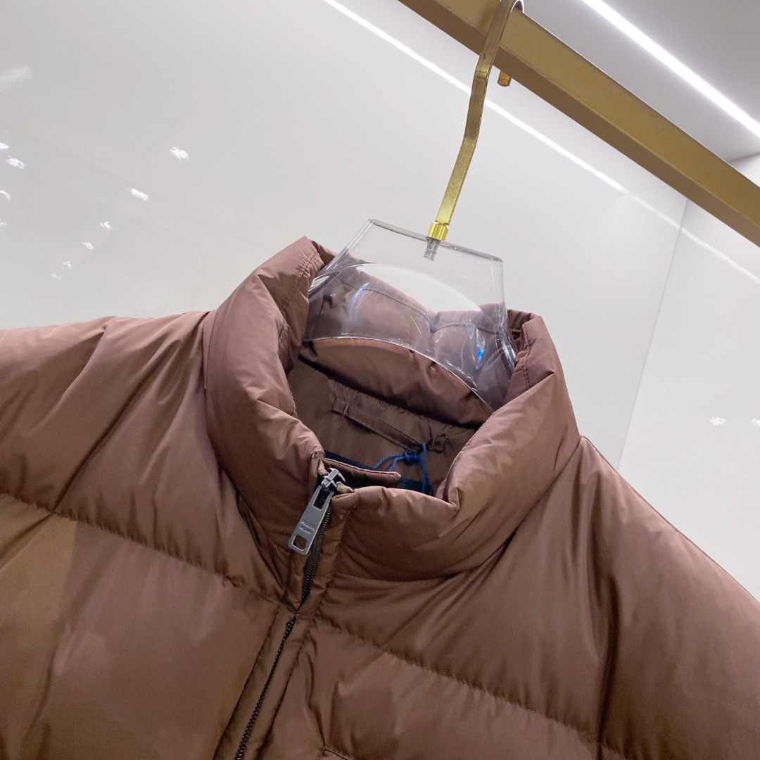Prada 普拉达2025秋冬专柜同步新品发布，最新款羽绒服出货，全部原版购入，今年最新色，无论面料和辅