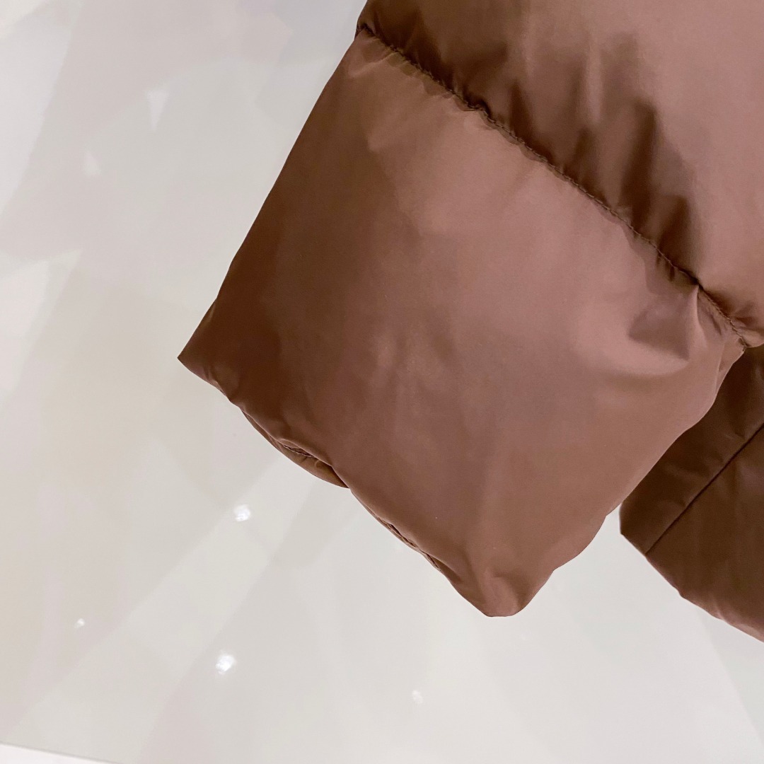 Prada 普拉达2025秋冬专柜同步新品发布，最新款羽绒服出货，全部原版购入，今年最新色，无论面料和辅