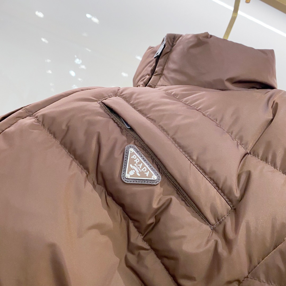 Prada 普拉达2025秋冬专柜同步新品发布，最新款羽绒服出货，全部原版购入，今年最新色，无论面料和辅