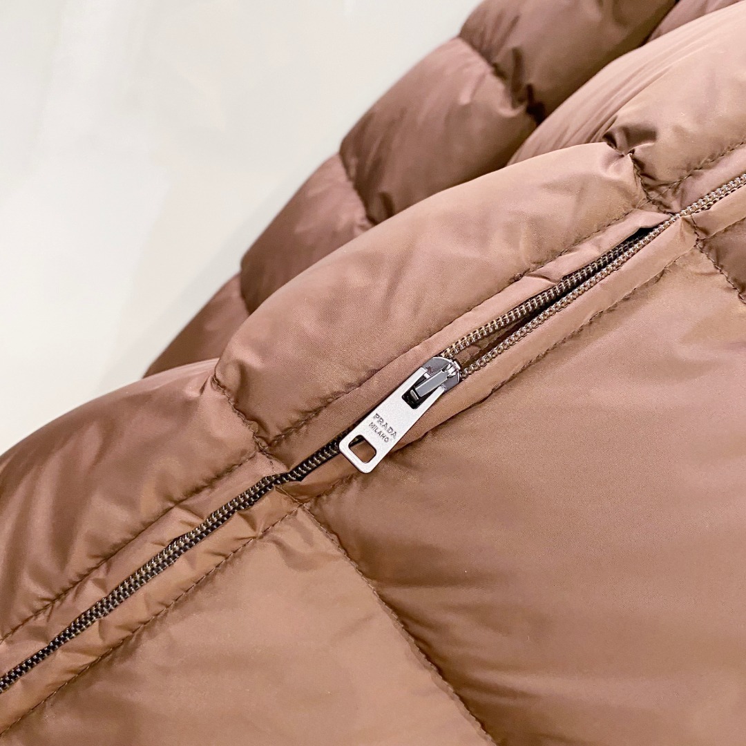 Prada 普拉达2025秋冬专柜同步新品发布，最新款羽绒服出货，全部原版购入，今年最新色，无论面料和辅