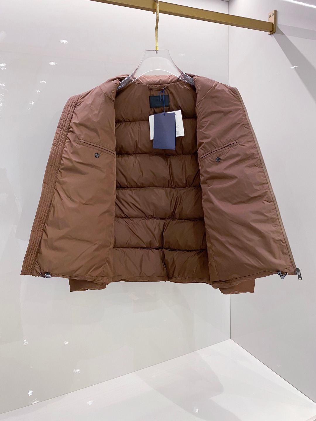 Prada 普拉达2025秋冬专柜同步新品发布，最新款羽绒服出货，全部原版购入，今年最新色，无论面料和辅