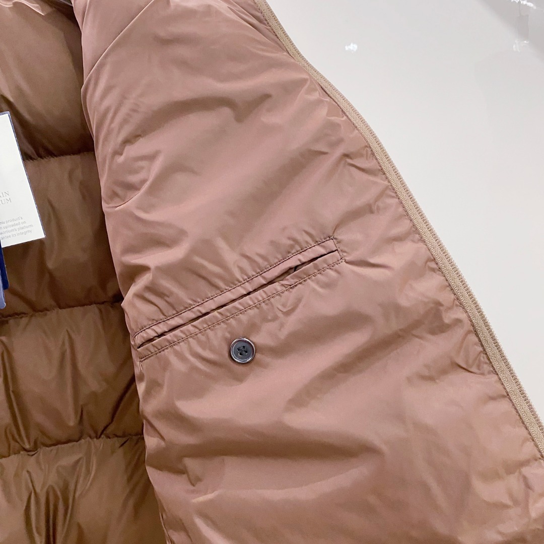 Prada 普拉达2025秋冬专柜同步新品发布，最新款羽绒服出货，全部原版购入，今年最新色，无论面料和辅