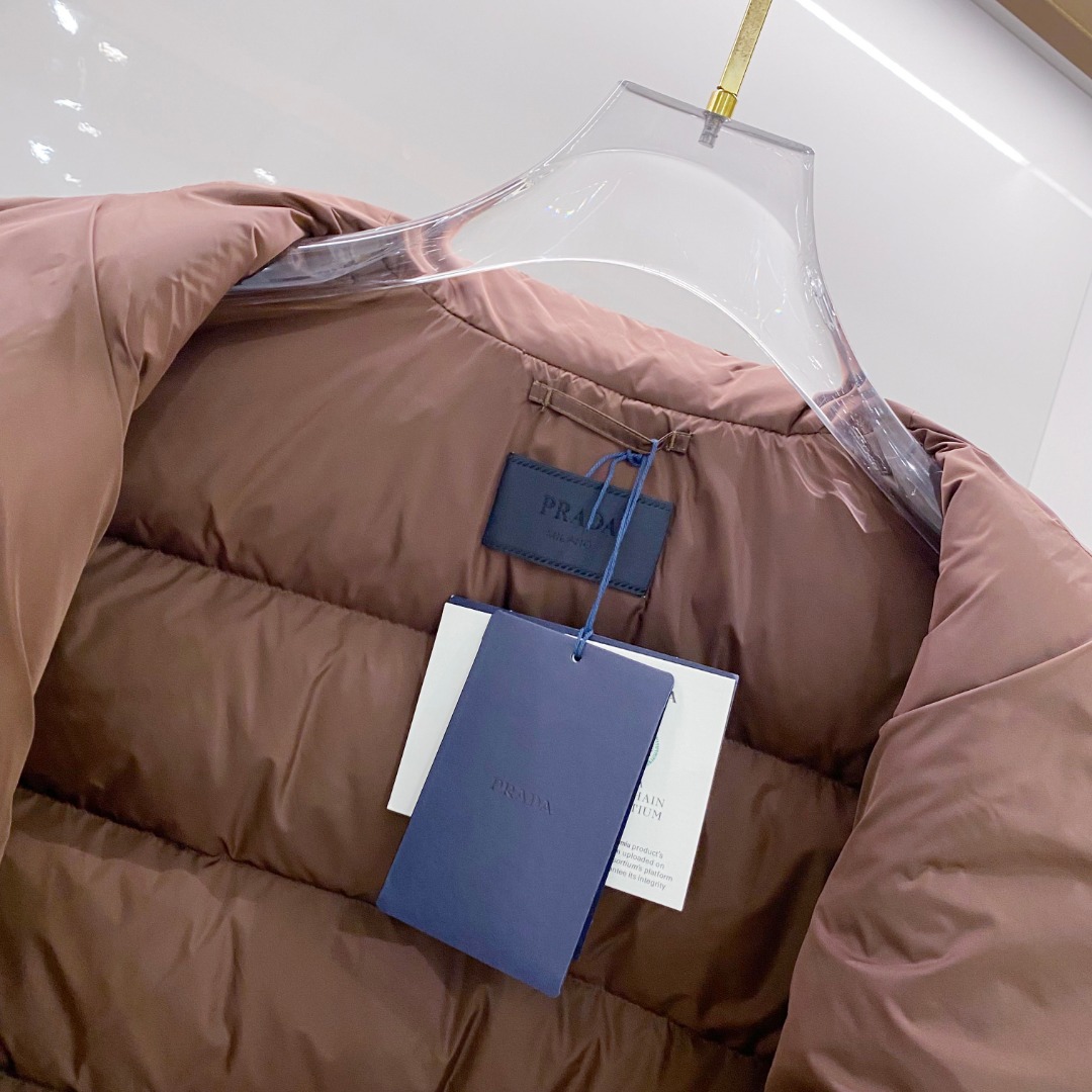 Prada 普拉达2025秋冬专柜同步新品发布，最新款羽绒服出货，全部原版购入，今年最新色，无论面料和辅