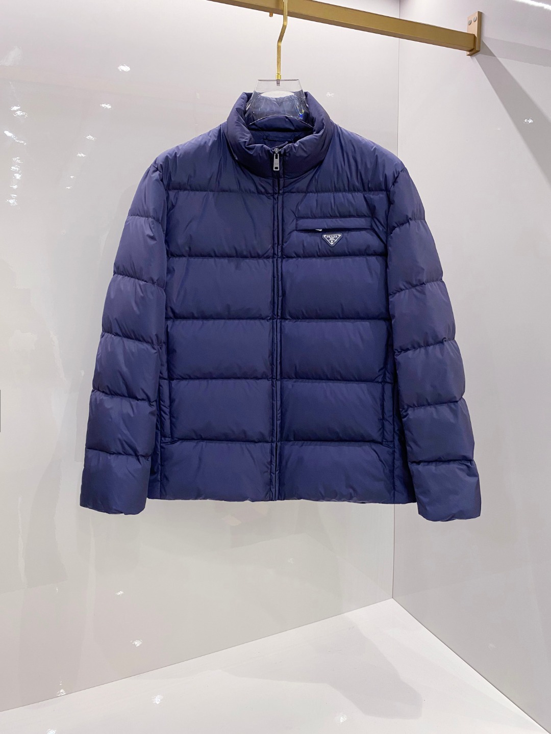 Prada 普拉达2025秋冬专柜同步新品发布，最新款羽绒服出货，全部原版购入，今年最新色，无论面料和辅